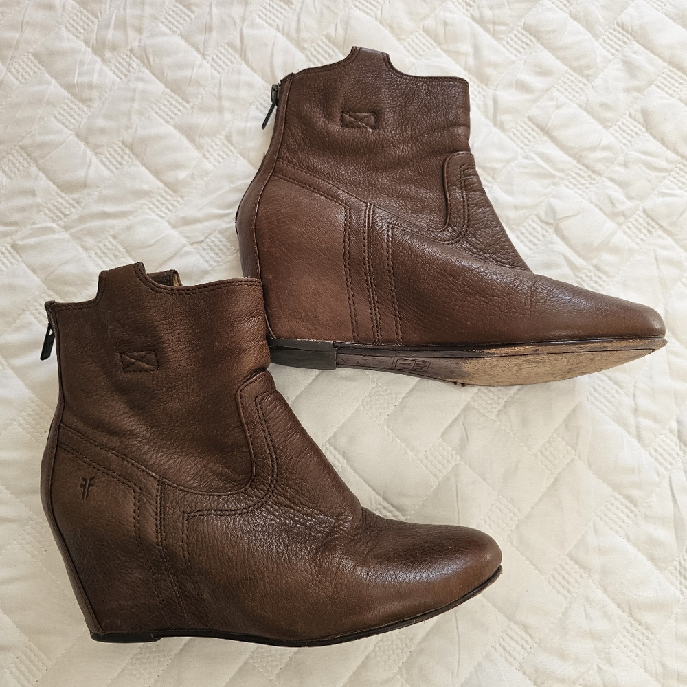 Frye Carson Indiana hidden wedge booties 6,5